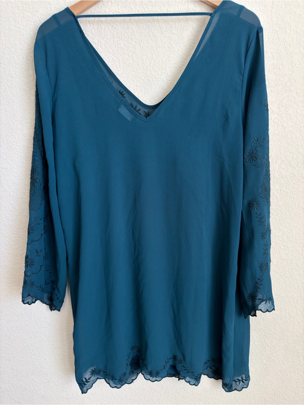 ASTR Embroidered Tonal Shift Mini Dress Large Teal V Neck Open Back 3/4 Sleeve - Picture 8 of 16